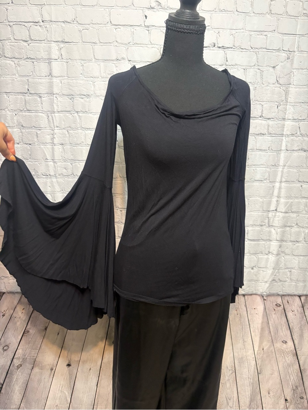 Women's Black Bell-Sleeve Long-Sleeve Tee